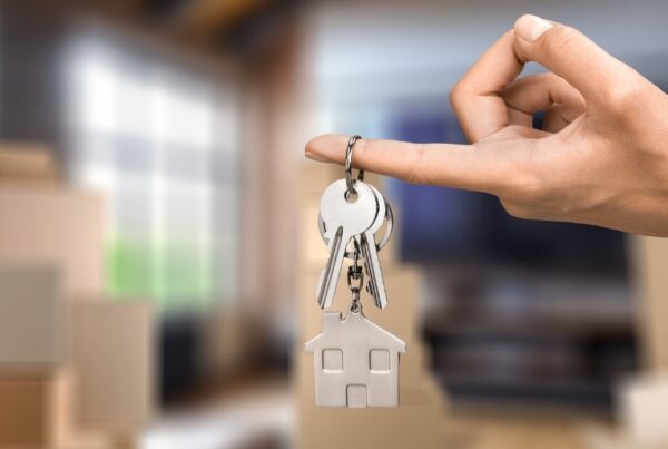 A hand holding some keys for moving house